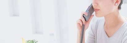 電話をする女性